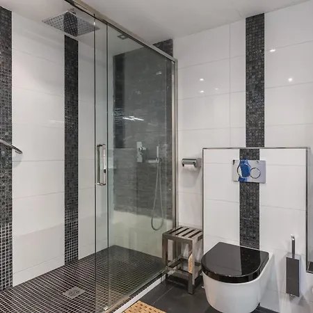 Spacious With Sea View In Lejlighed Antibes